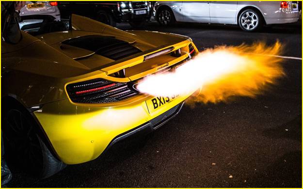 McLaren P1 escupiendo llamas en Londres